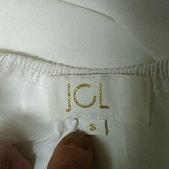 Gorgeous white embroidery top with ebellishments. - Picture 6 of 6